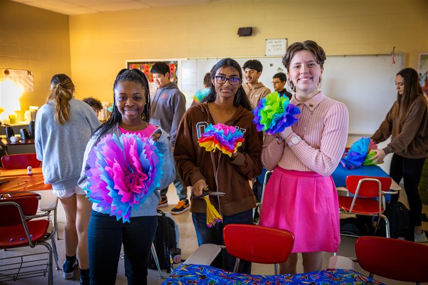 Ravenwood High students teach in Spanish class